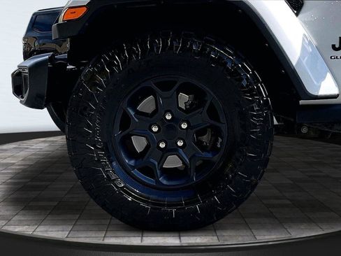 Certified 2023 Jeep Gladiator Sport AWD/4WD image 9