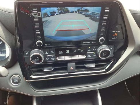 Used 2021 Toyota Highlander XLE FWD image 15