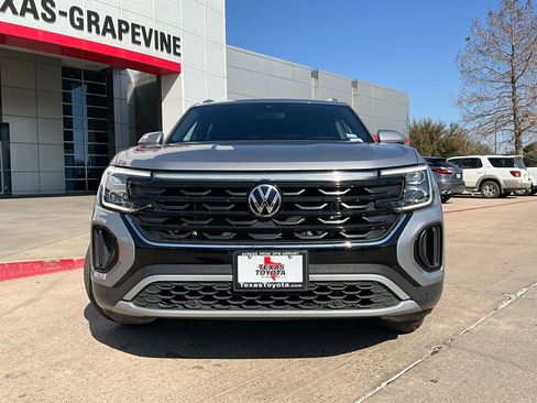 Used 2025 Volkswagen Atlas Cross Sport SE image 3