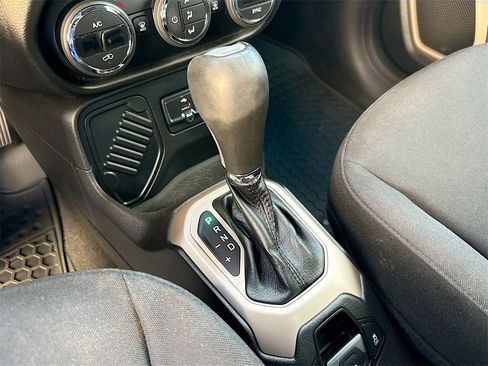 Used 2016 Jeep Renegade Latitude image 18