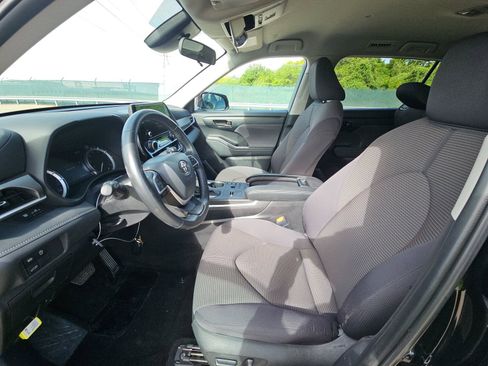 Used 2025 Toyota Highlander LE image 16