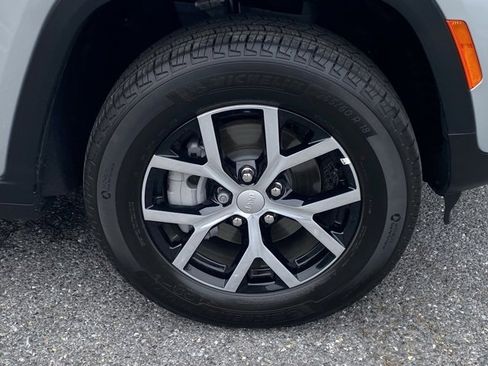 Used 2025 Jeep Grand Cherokee Limited image 11