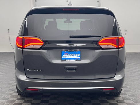 Used 2017 Chrysler Pacifica Touring Plus w/ Tire & Wheel Group FWD image 8