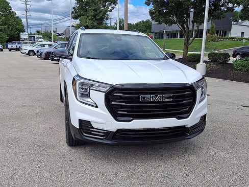 Certified 2023 GMC Terrain SLE w/ Driver Convenience Package AWD/4WD image 3