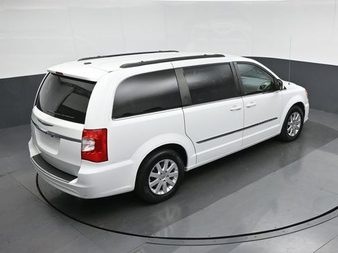 Used 2014 Chrysler Town & Country Touring image 65