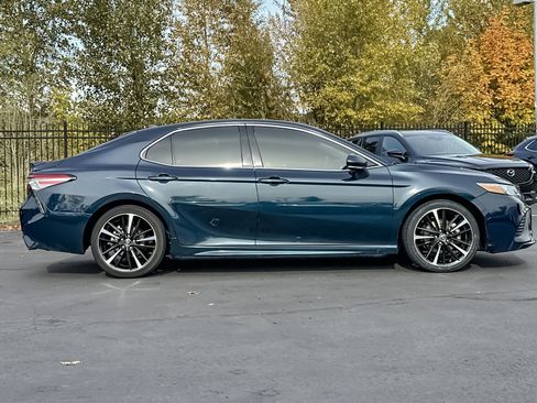Used 2019 Toyota Camry XSE image 3