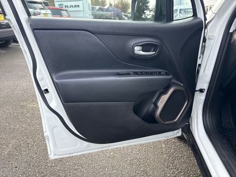 Used 2023 Jeep Renegade Latitude image 28