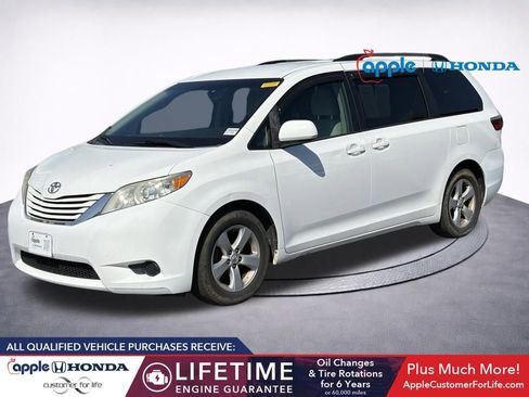 Used 2015 Toyota Sienna LE FWD image 3