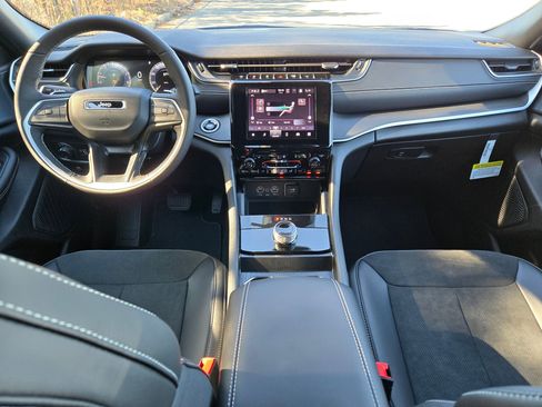 New 2025 Jeep Grand Cherokee Altitude image 11