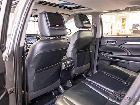 Used 2019 Toyota Highlander XLE AWD/4WD image 34