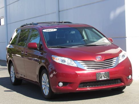 Used 2015 Toyota Sienna XLE w/ XLE Navigation Package AWD/4WD image 2