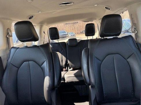Used 2021 Chrysler Pacifica Touring-L w/ Uconnect Theater Family Group image 26