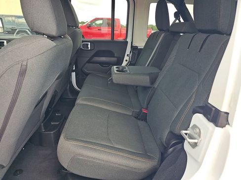 Used 2025 Jeep Wrangler Unlimited Sahara image 5