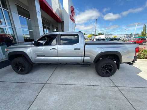 Used 2016 Toyota Tacoma TRD Sport AWD/4WD image 7