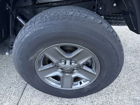 Used 2022 Jeep Gladiator Sport image 20