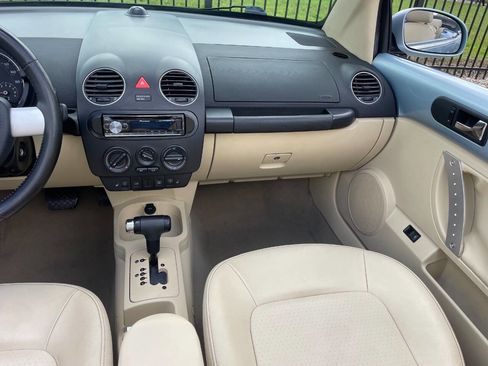 Used 2010 Volkswagen Beetle Convertible image 27