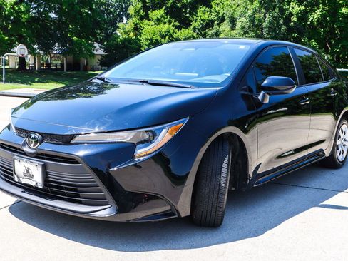 Used 2025 Toyota Corolla LE FWD image 3