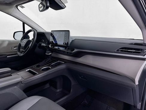 Used 2024 Toyota Sienna XLE image 32