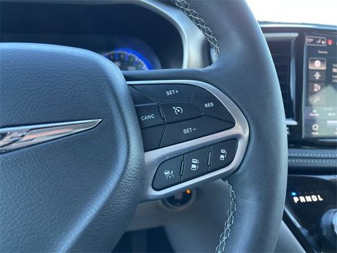 Used 2023 Chrysler Pacifica Touring-L image 29