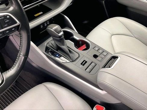 Used 2023 Toyota Highlander XLE AWD/4WD image 17