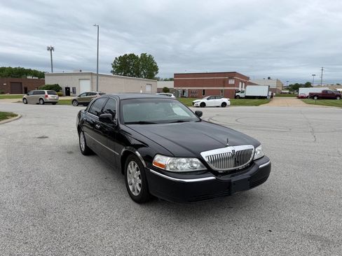 Used 2011 Lincoln Town Car Signature Limited RWD image 6
