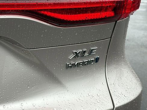 Used 2021 Toyota Venza XLE w/ Carpet Mat Package (TMS) image 11