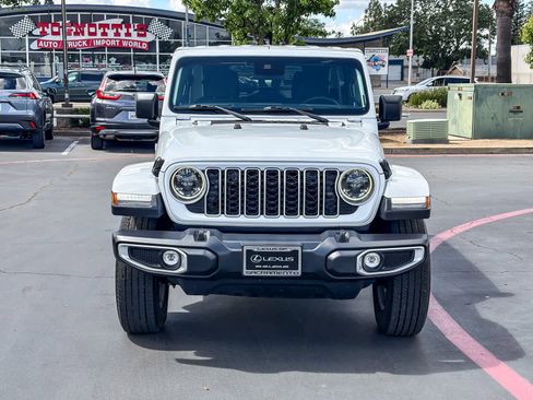 Used 2025 Jeep Wrangler Sahara image 6