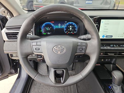 Used 2025 Toyota Camry XLE FWD image 16