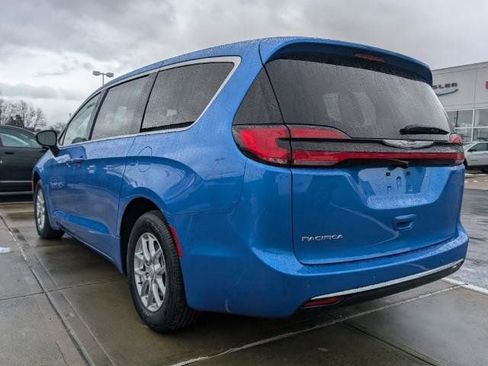 New 2026 Chrysler Pacifica Select image 4