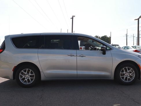 Used 2024 Chrysler Pacifica Touring-L FWD image 6