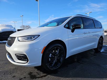 New 2026 Chrysler Pacifica Select