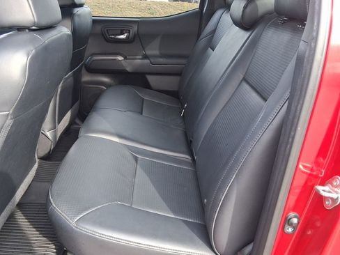 Used 2018 Toyota Tacoma TRD Sport image 8