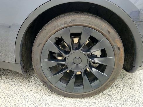 Used 2023 Tesla Model Y Long Range image 9