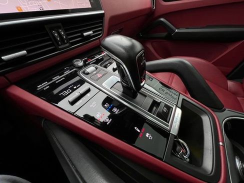 Used 2023 Porsche Cayenne Platinum Edition image 31