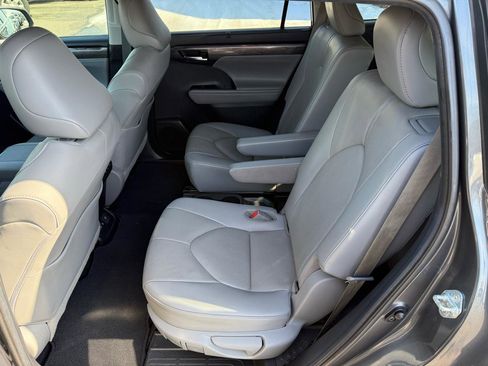 Used 2021 Toyota Highlander Limited image 12