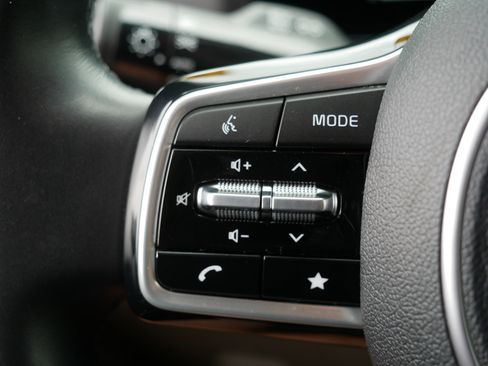 Used 2025 Kia Carnival FWD image 28