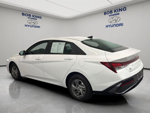 Certified 2026 Hyundai Elantra SE FWD image 3