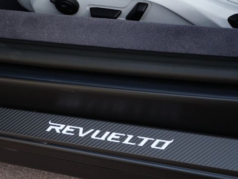 Used 2025 Lamborghini Revuelto Base image 21