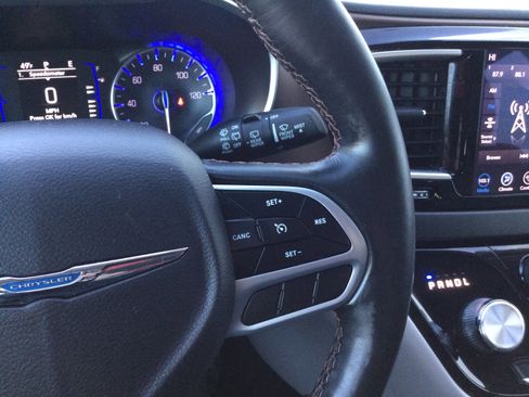 Used 2019 Chrysler Pacifica Touring-L w/ Tire & Wheel Group image 15