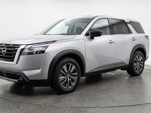 Used 2025 Nissan Pathfinder SV FWD image 3