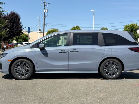 New 2026 Honda Odyssey Touring image 7