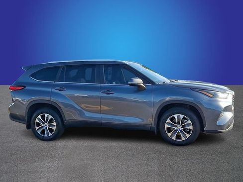 Used 2023 Toyota Highlander XLE AWD/4WD image 4