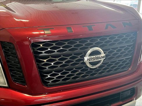 Used 2018 Nissan Titan PRO-4X w/ Pro-4x Convenience Package AWD/4WD image 31