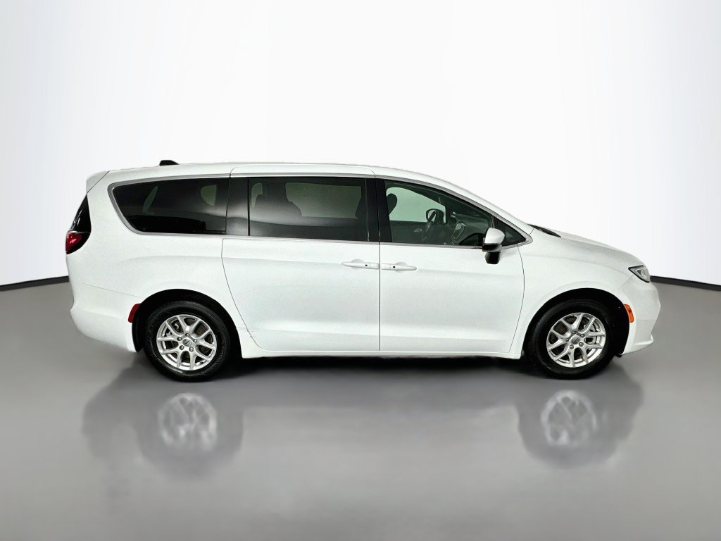 Used 2023 Chrysler Pacifica Touring FWD image 8