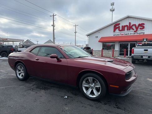 Used 2017 Dodge Challenger SXT image 1