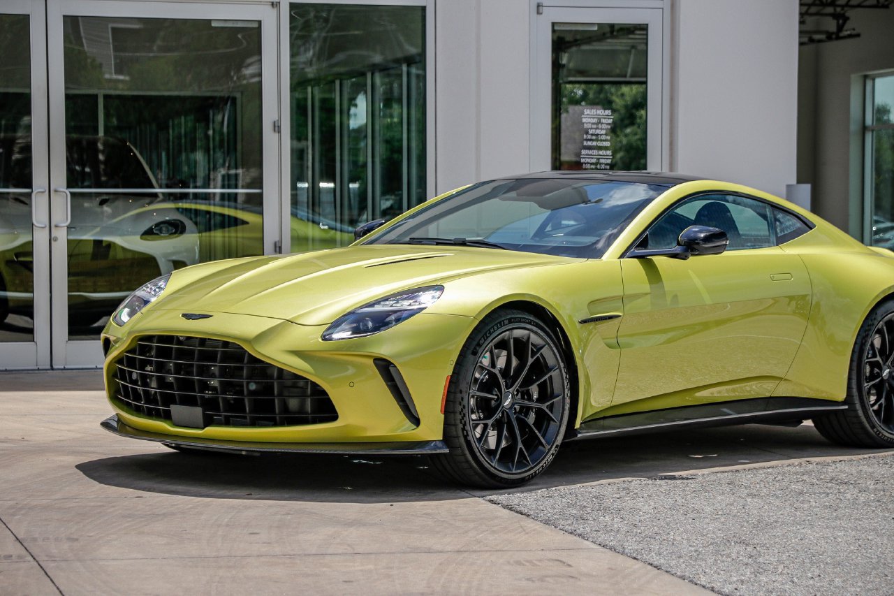 Used 2025 Aston Martin V8 Vantage Coupe RWD image 9