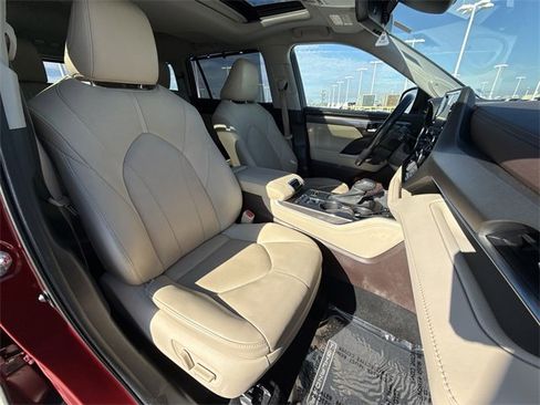Used 2021 Toyota Highlander Limited image 27