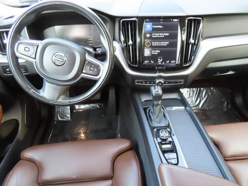 Used 2019 Volvo XC60 T5 Momentum w/ Premium Package AWD/4WD image 16