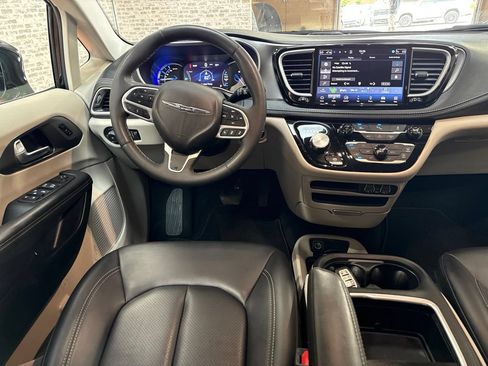 Used 2024 Chrysler Pacifica Limited FWD image 17