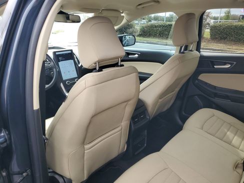 Certified 2024 Ford Edge SE image 9